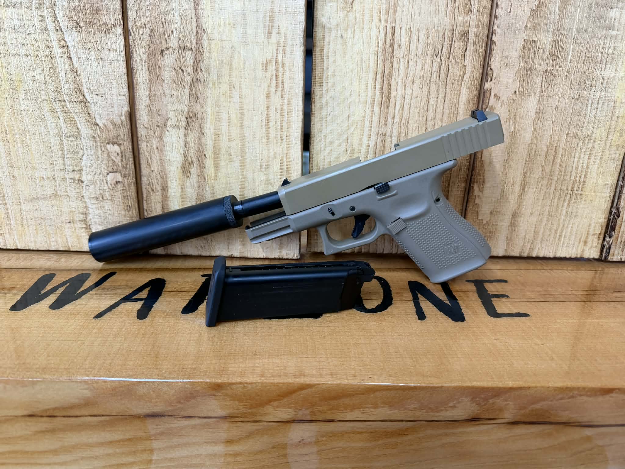 WE Glock 17 Gen 5 Airsoft Pistol Green Gas Tan - Usagé