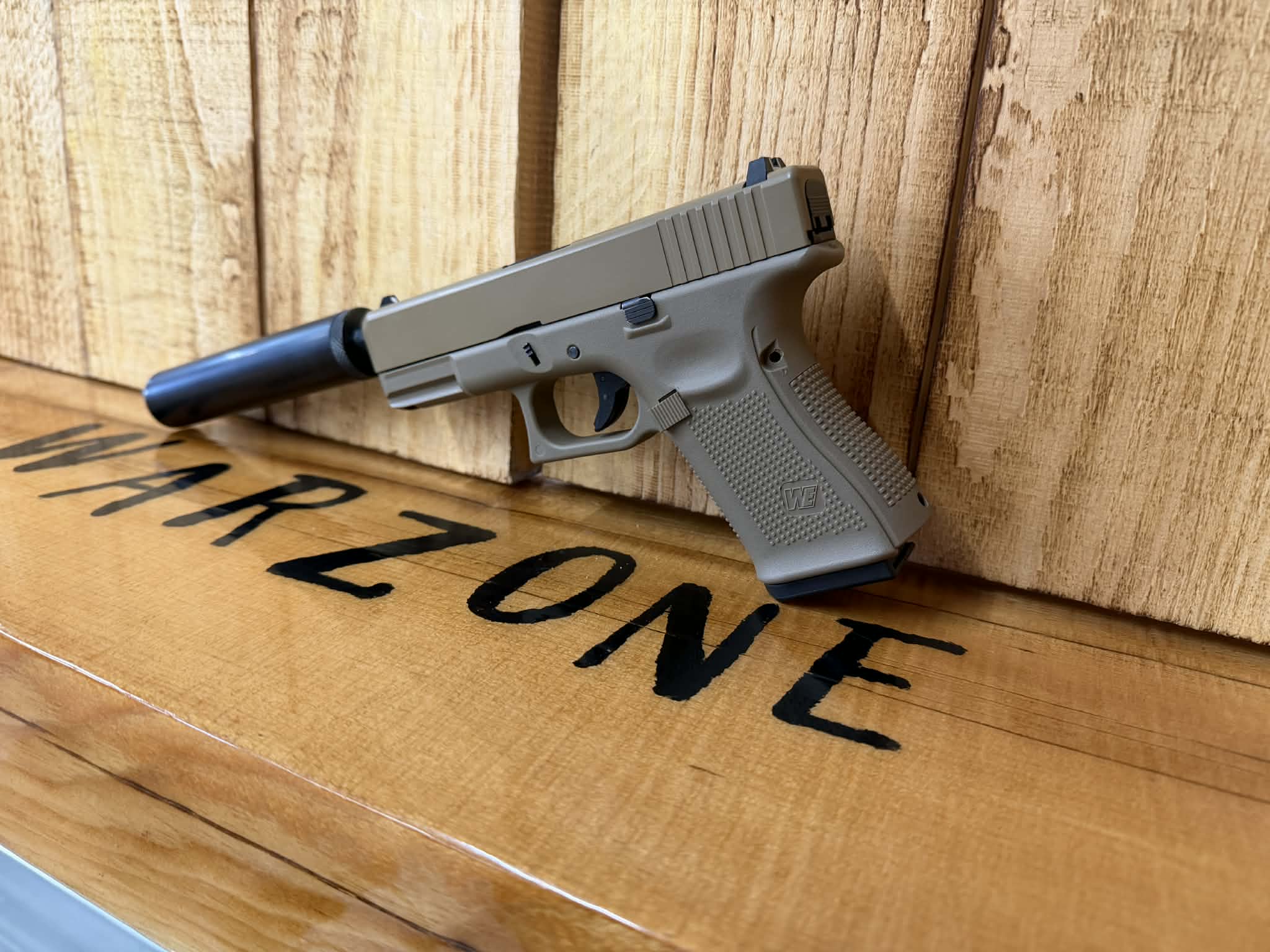 WE Glock 17 Gen 5 Airsoft Pistol Green Gas Tan - Usagé